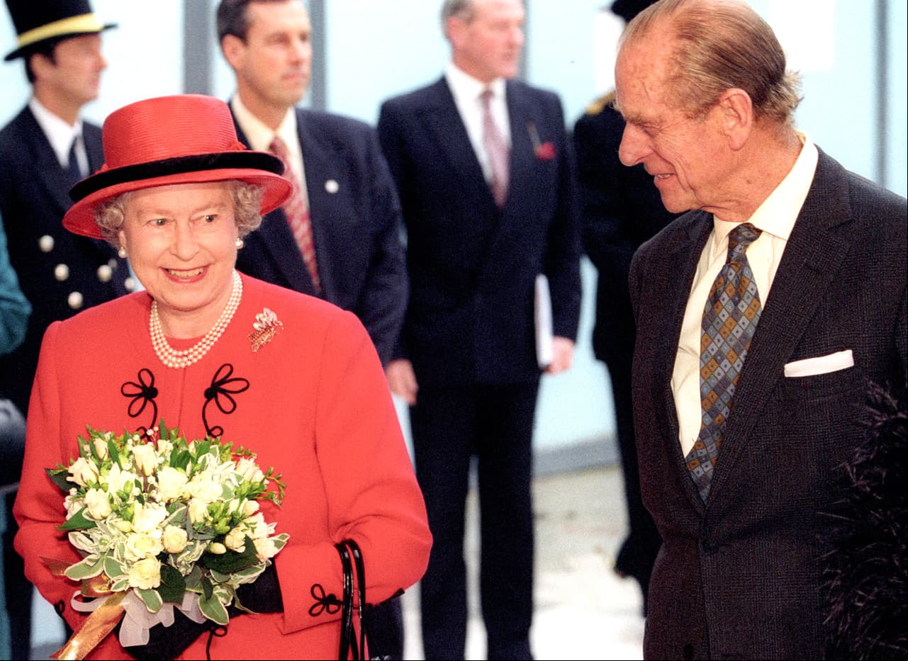 De la mano del diseñador inglés Karl-Ludwig Rehse (uno de los tres modistos privados de la monarca), quien visitó desde 1988 a Isabel II, se alejó de los tonos beige, negros y grises para usar colores más vibrantes como el púrpura, rosa chillón, azul aguamarina, amarillo sol o el rojo sangre.