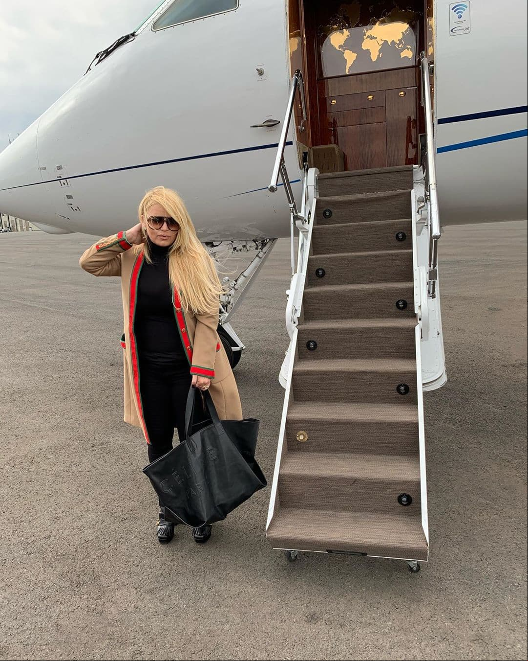 De acuerdo con la información del portal ‘People’, una fuente cercana compartió lo que hizo Jessica Simpson para bajar tanto peso, recuperando así la confianza de compartir imágenes de cuerpo completo en sus redes sociales. “Ella está trabajando duro y haciendo ejercicio, comiendo saludablemente y tratando de recuperar su mejor forma y emocionada por lo que está por venir”, expresó.