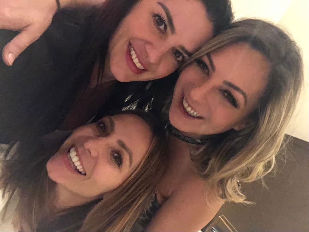 “¡Los amamos, felicidades!”, escribió Lidia Ávila en Instagram, al compartir la tierna imagen de su amiga sosteniendo su ultrasonido en compañía de su esposo.