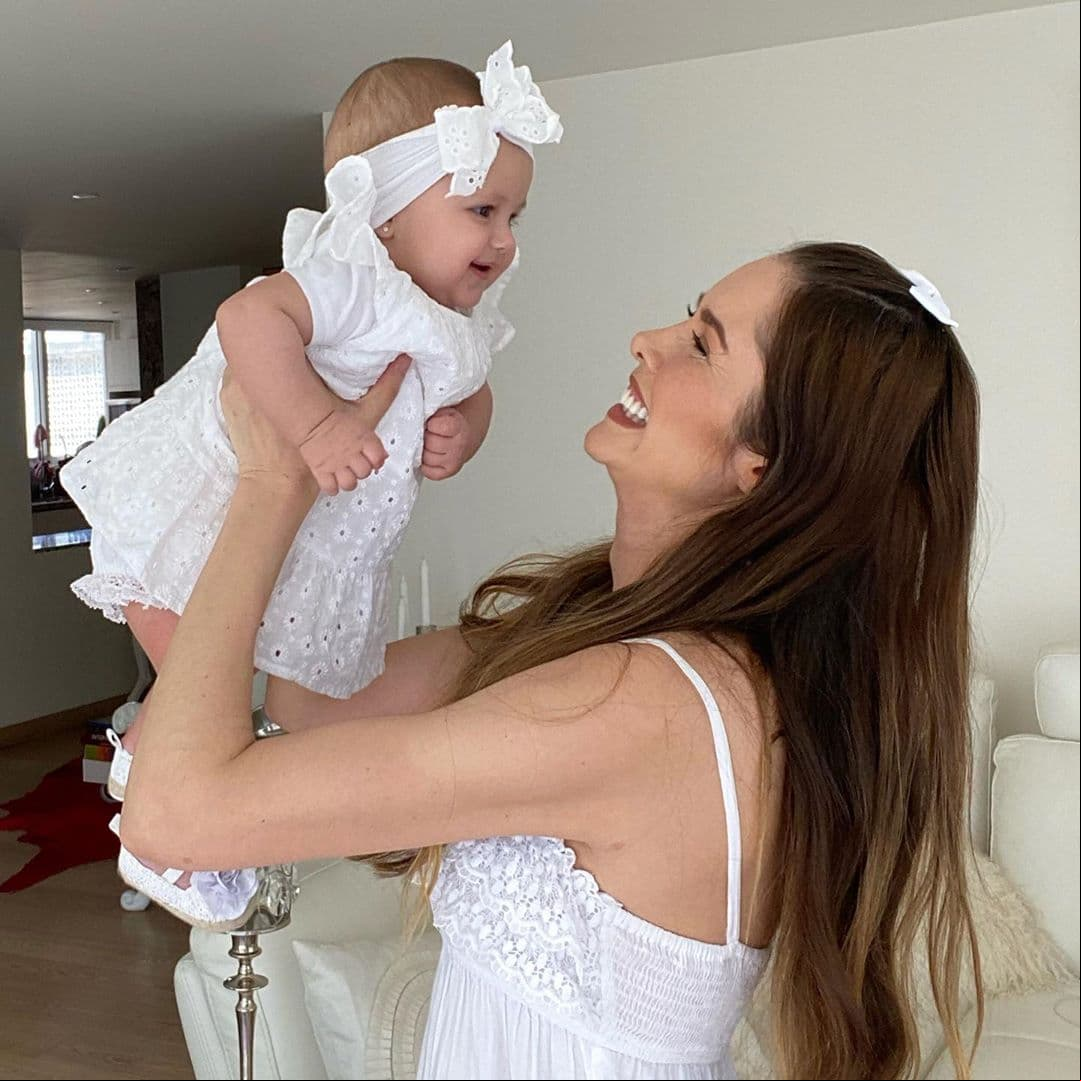 El 12 de octubre de 2019, Marlene Favela dio la bienvenida a su primera hija, Bella, quien desde que llegó a su vida no ha parado de presumirla en redes sociales, donde ha causado gran revuelo la extensa colección de rios para la cabeza que la peña presume en su propia página de Instagram.