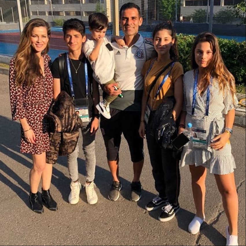 Rafa Márquez recibe el apoyo de su familia en el Mundial