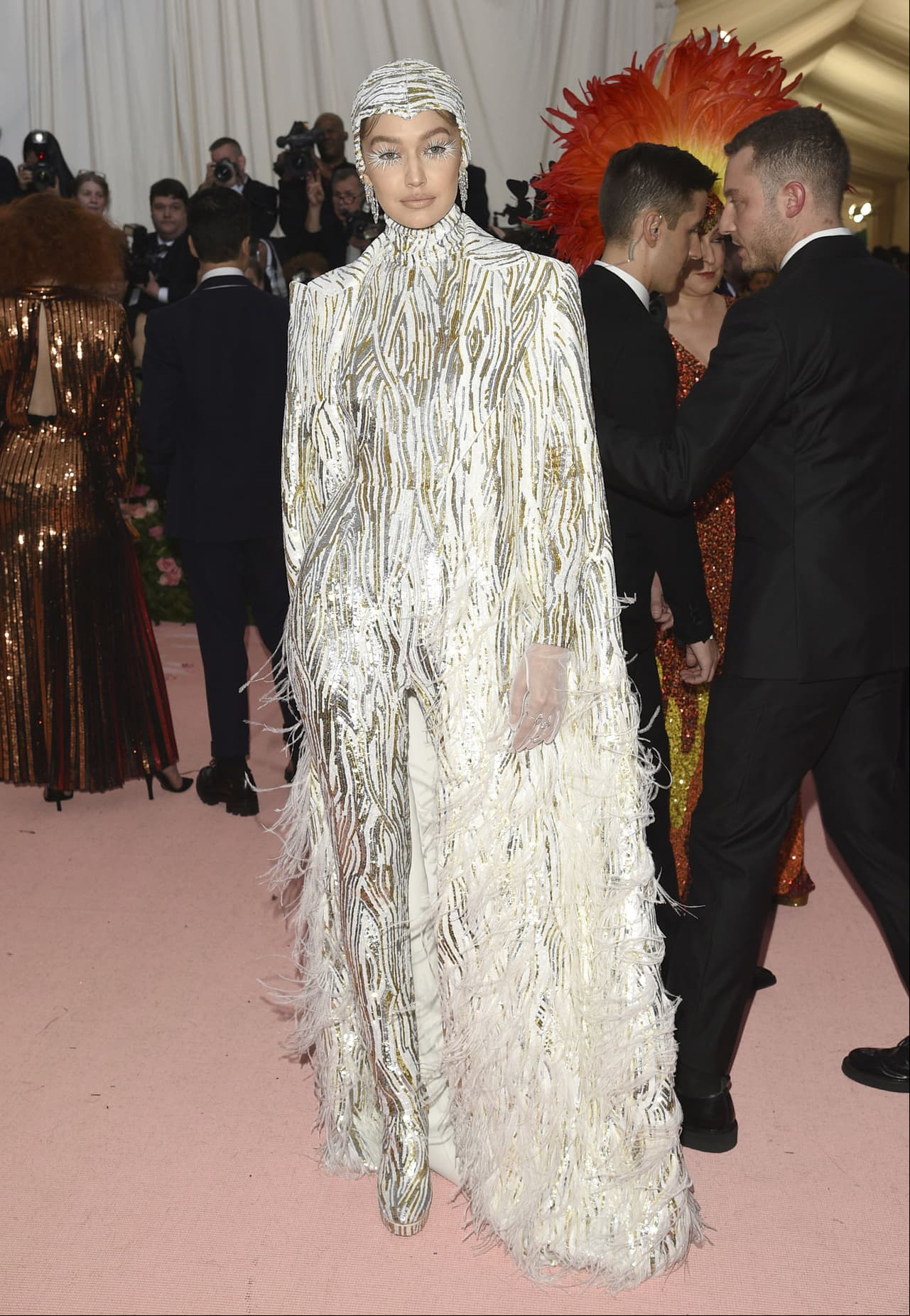 Gigi Hadid parece un cisne blanco con un bodysuit y capa de Michael Kors.