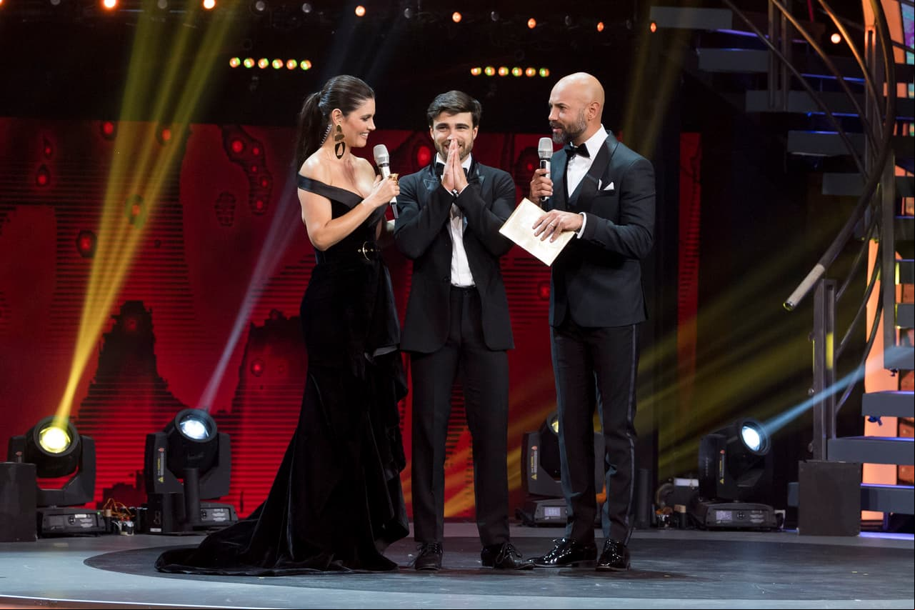Por segunda ocasión, Santiago Ramundo hace el mejor baile de la gala y apadrina la sexta casa que Fundación Televisa, Hábitat para la humanidad México y Mira Quién Baila, regalarán a la familia beneficiada, además es el primer finalista de la competencia.