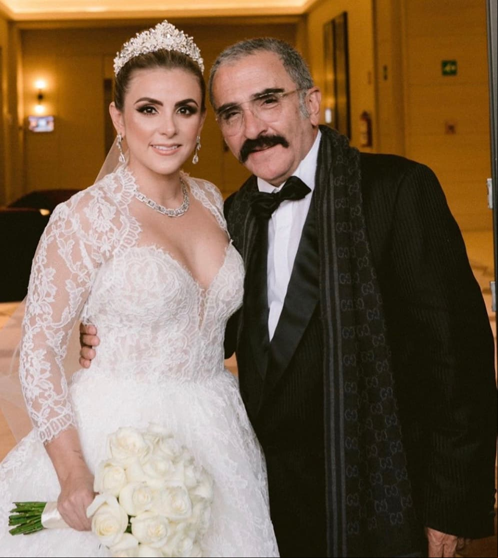 El cantante también es padre de Sissi, quien en febrero del año pasado contrajo nupcias con Marcelo Garza Anaya. La joven suele compartir imágenes de sus viajes al rededor del mundo.