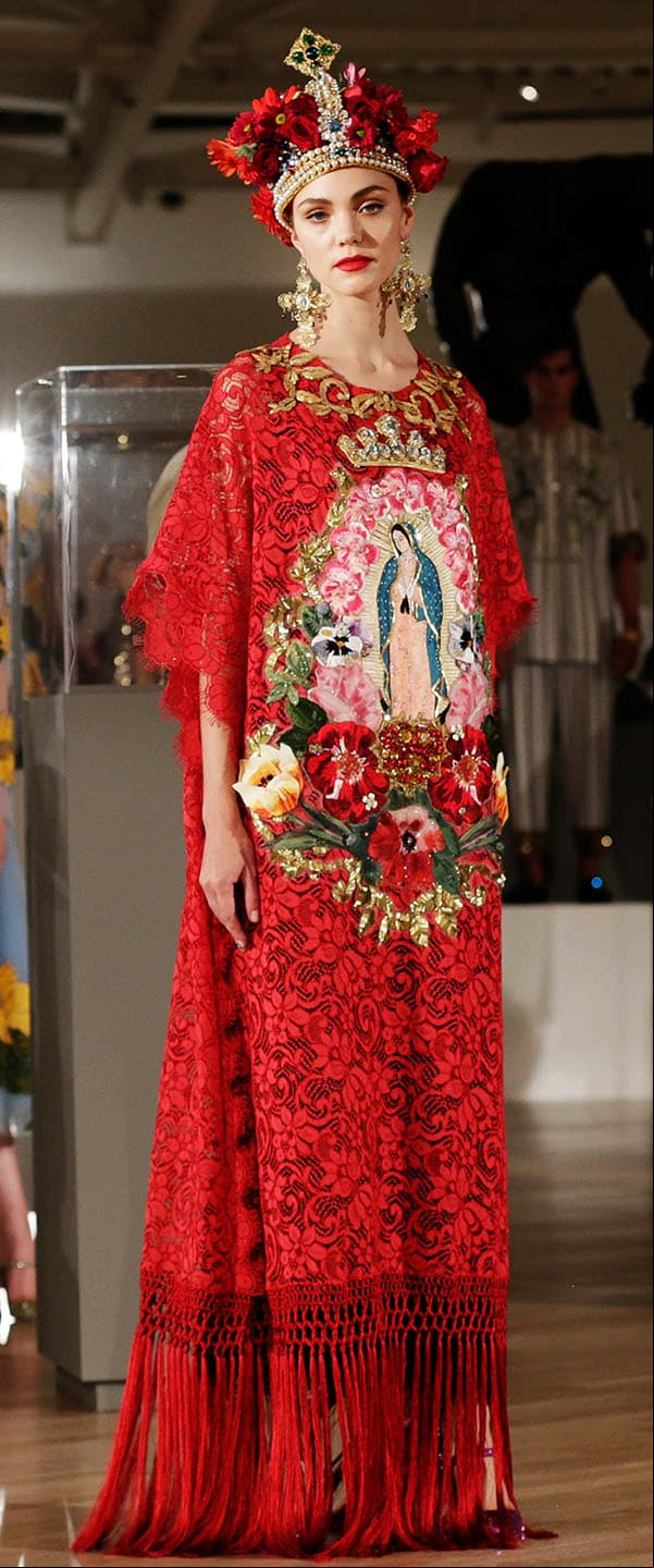 Cuando los diseñadores Stefano Gabbana y Domenico Dolce visitaron la Ciudad de México en 2018, decidieron crear una prenda con la imagen de la Virgen de Guadalupe para mostrarlo en su desfile en la misma ciudad.