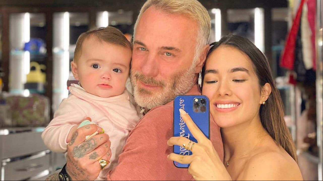 Gianluca Vacchi y Sharon Fonseca presumen su enorme y elegante árbol de Navidad