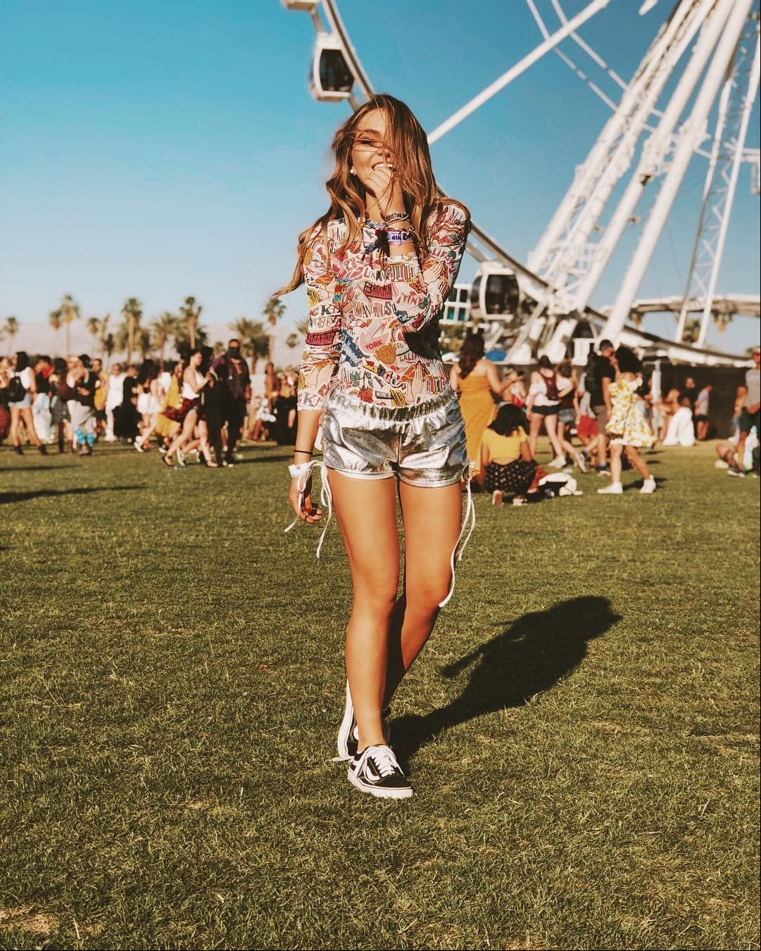 La actriz acudió al festival de Coachella en abril de 2018, compartiendo en redes sociales algunos de sus looks que aplaudieron sus seguidores. En el segundo día del evento, Sofía optó por un looks futurista, y a la vez retro, con un short plateado, una blusa con estampado hippie, además de tenis estilo urbano.