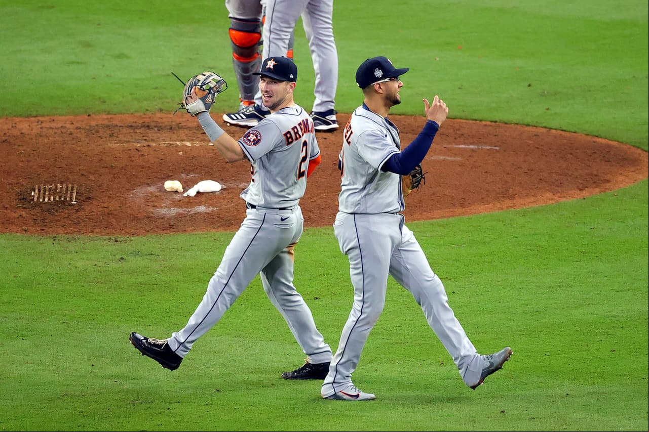 Los Astros lograron una remontada para ganar el quinto juego de la Serie Mundial con lo que evitaron que Atlanta se coronara ante su gente.