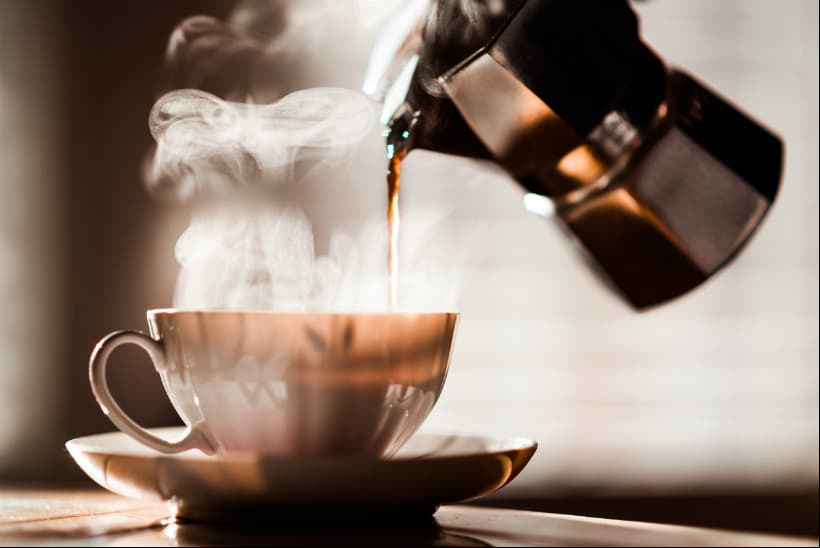 Cafeína. Estrecha los vasos sanguíneos y deshidrata el cuerpo. Consumirla puede provocar dolores de cabeza o nerviosismo.