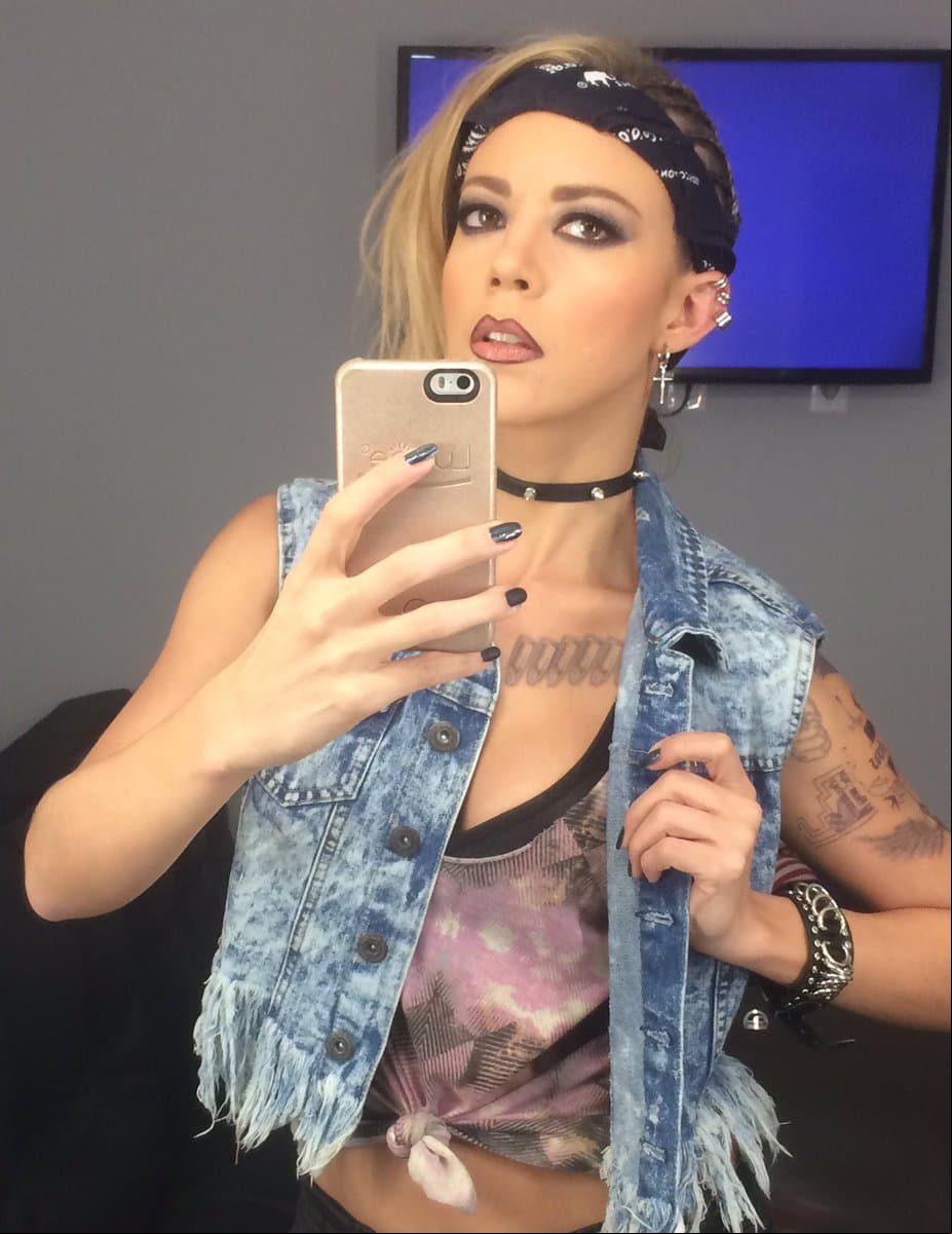 Aunque los cambios solo habían sido de tonalidad de cabello, para su participación en ‘La Fan’ comenzó a transformarse drásticamente, ya que en dicha producción presumió tatuajes, perforaciones y un look de ‘chola’, para dar vida a ‘La Parka’.