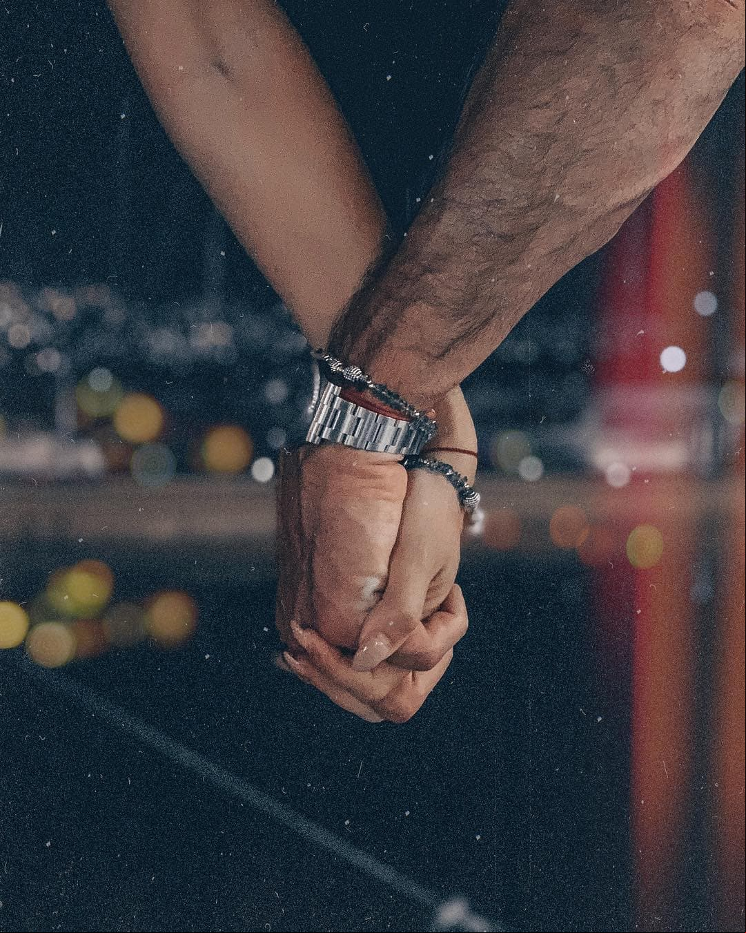 Casi un año después de la polémica separación entre Gabriel Soto y Geraldine Bazán, la pareja destapó su noviazgo, a principios de 2019, junto a una fotografía en la que ambos aparecen tomados de la mano.