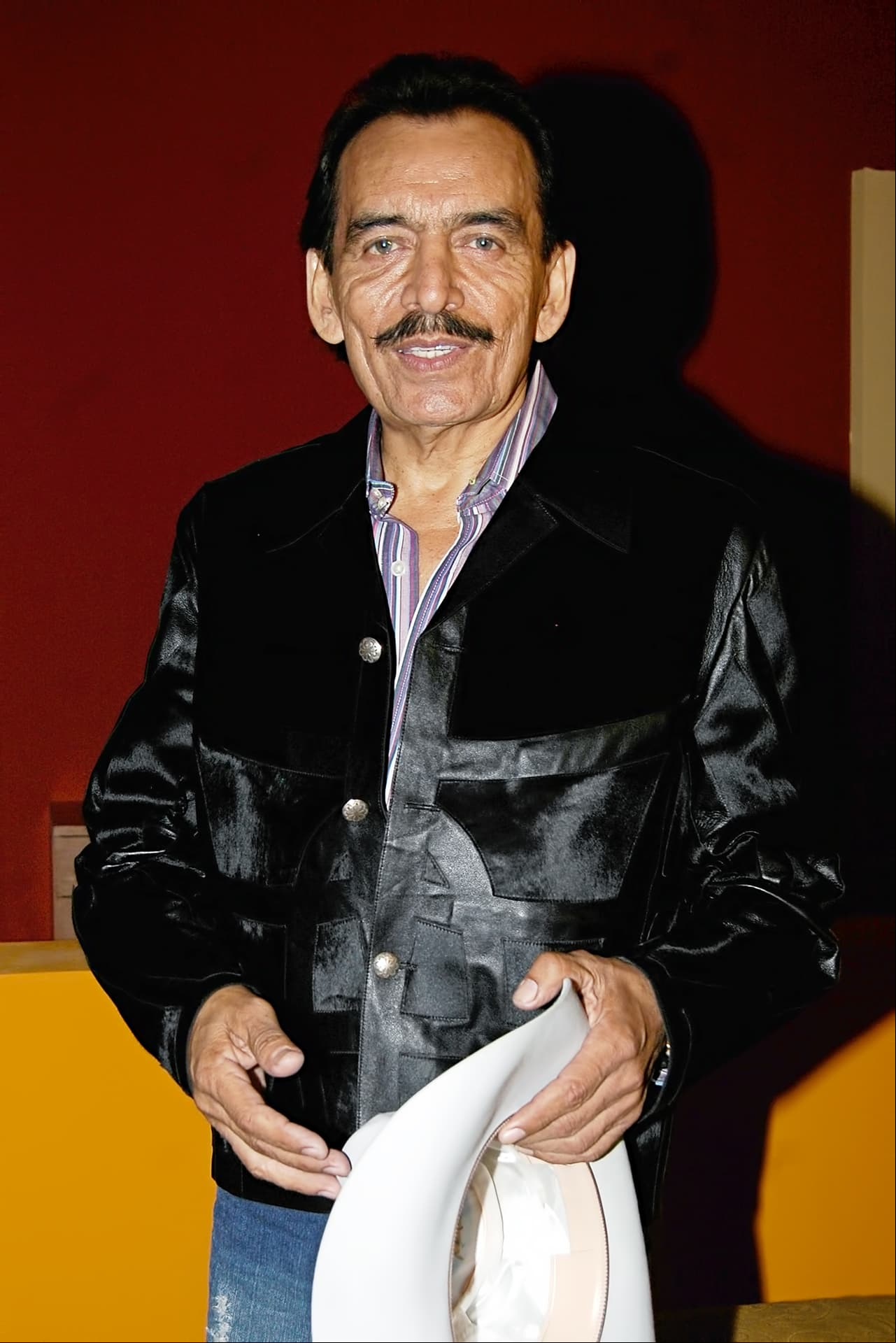 El cantante Joan Sebastian murió el 13 de julio de 2015 a los 64 años. Medios nacionales detallaron que su deceso se registró a las 19:15 horas en su rancho de Teacalco, Guerrero. De acuerdo con Vicente Fernández el compositor falleció de un infarto. “José Manuel me dijo: ‘tío, a las 7:00 le pegó un dolor y luego le vino un infarto’, dije entre mí: ‘al final no sufrió tanto’”, declaró en entrevista con Javier Poza para Radio Fórmula.