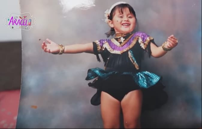 Desde muy pequeña, Araceli mostró su gusto por los escenarios, por lo que realizaba coreografías para el grupo de su abuelo, en el que también su papá era músico.