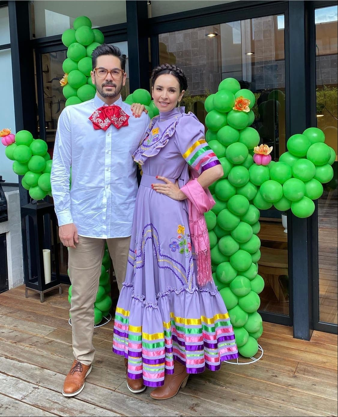 Torre, quien da vida a 'La Nena' en la serie de comedia 'Una Familia de Diez' no dudó en vestir un traje típico mexicano, al igual que su esposo, el productor Pedro Ortíz de Pinedo.