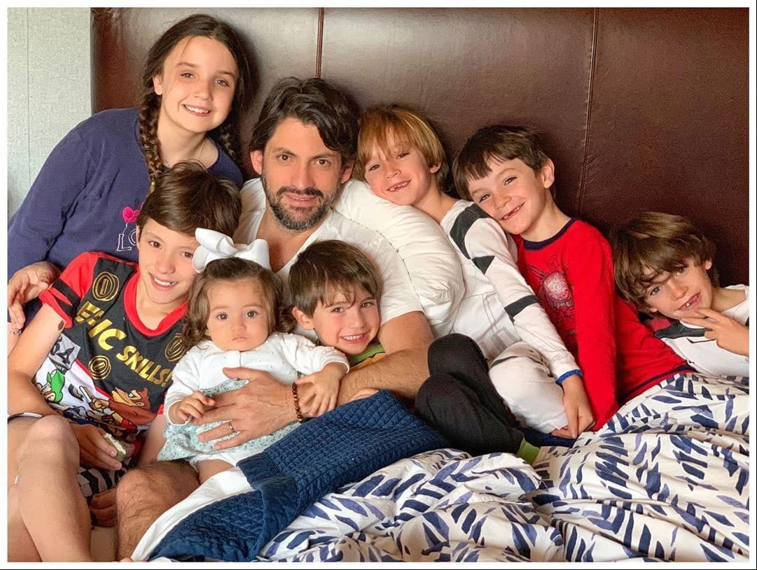 “¡Qué afortunados son de tenerte como papá! Gracias por ser el más amoroso y dedicado, eres un papá único. Cuando nuestros hijos te dicen papá lo hacen con tanto amor y orgullo, esas cosas son siempre de corazón y más cuando son niños, a un niño no le puedes decir a quien amar o cómo hacerlo, eso nace de su corazón, los niños no mienten y esas cosas se ganan”, escribió Inés Gómez Mont a su esposo Víctor Álvarez Puga.