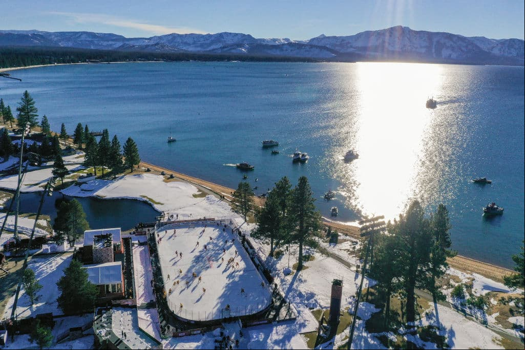 En un campo de golf ubicado en el estado de Nevada se construyó una pista de hielo de hockey al lado del lago donde cuatro equipos jugaron al aire libre.