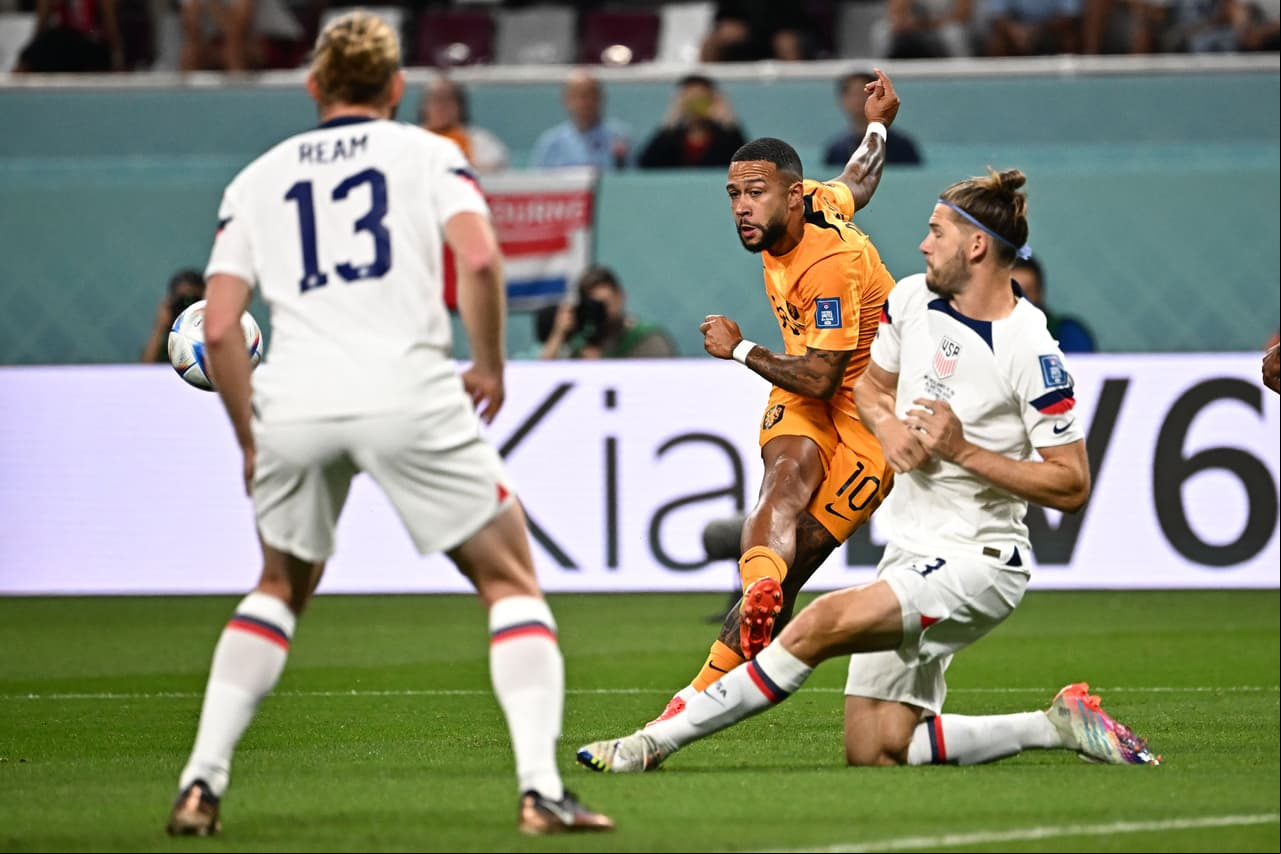 Países Bajos 3-1 Estados Unidos: Dumfries repartió par de asistencias y anotó un gol para sellar el boleto a los Cuartos de Final para la Oranje.