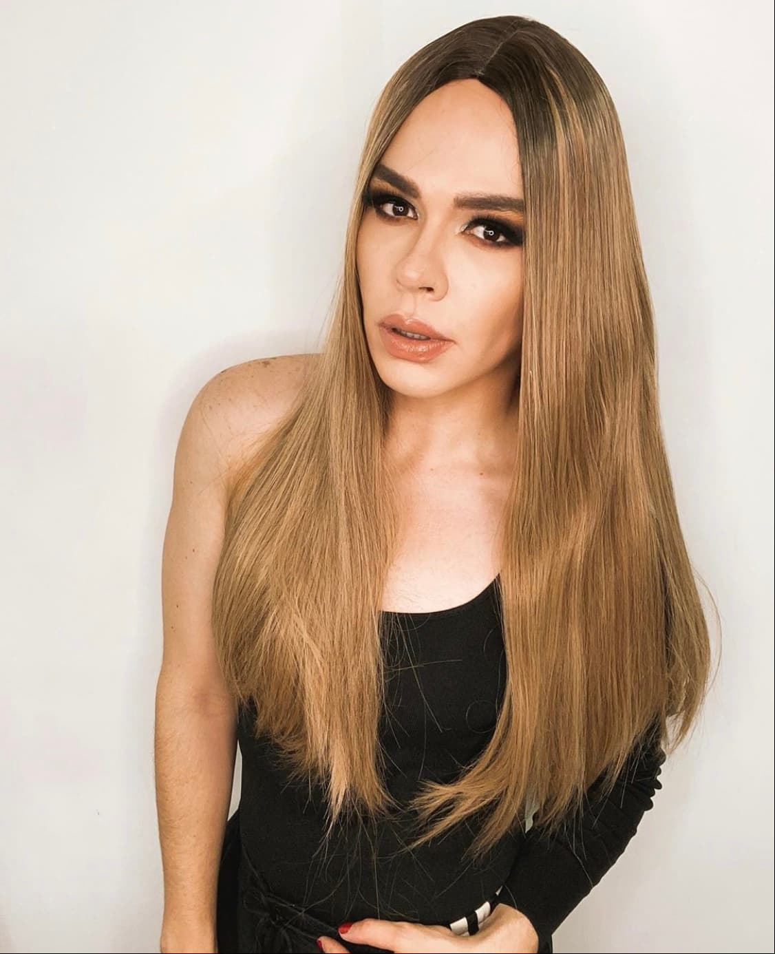 Reyna también ha dejado claro en algunas ocasiones que se identifica con el género queer, el cual le ha permitido interpretar a personajes con un look andrógino como 'Ataulfo' o 'La Señora de las Lomas'. "Totalmente me identifico como chico queer, amo y me encantan mis facciones camaleónicas que me dan la versatilidad de poder representar cualquier papel", dijo en entrevista para la revista 'Aguanta' en marzo de 2019.