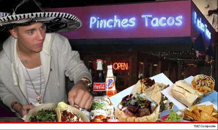 Justin Bieber. El sitio de noticias TMZ ha captado en diversas ocasión al cantante canadiense degustando unos deliciosos tacos. En 2014, por ejemplo, el portal reveló haberlo sorprendido degustando comida mexicana en ‘Pinches Tacos’, restaurante en West Hollywood de camino al Coachella.