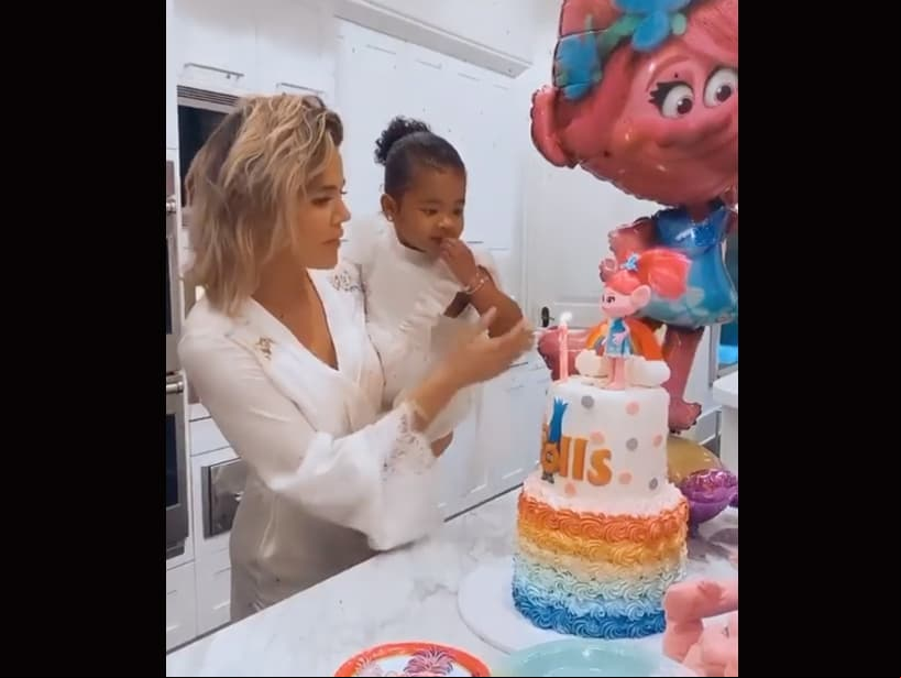 Posteriormente, True pasó a su segundo pastel decorado de las películas ‘Trolls’, soplando una velita y dándole un beso a su mamá.