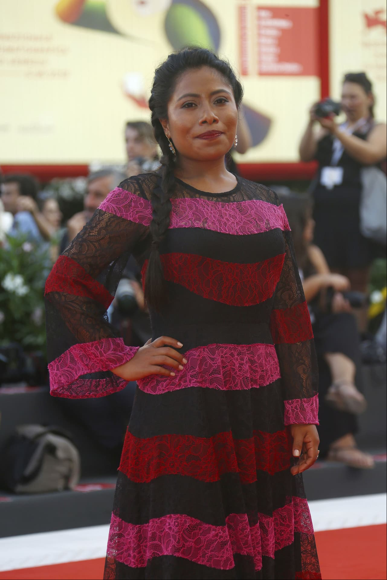 En su paso por la edición 75º del Festival Internacional de Cine de Venecia, Yalitza usó un modelo de franjas de colores de la casa de modas Sachin and Babi.