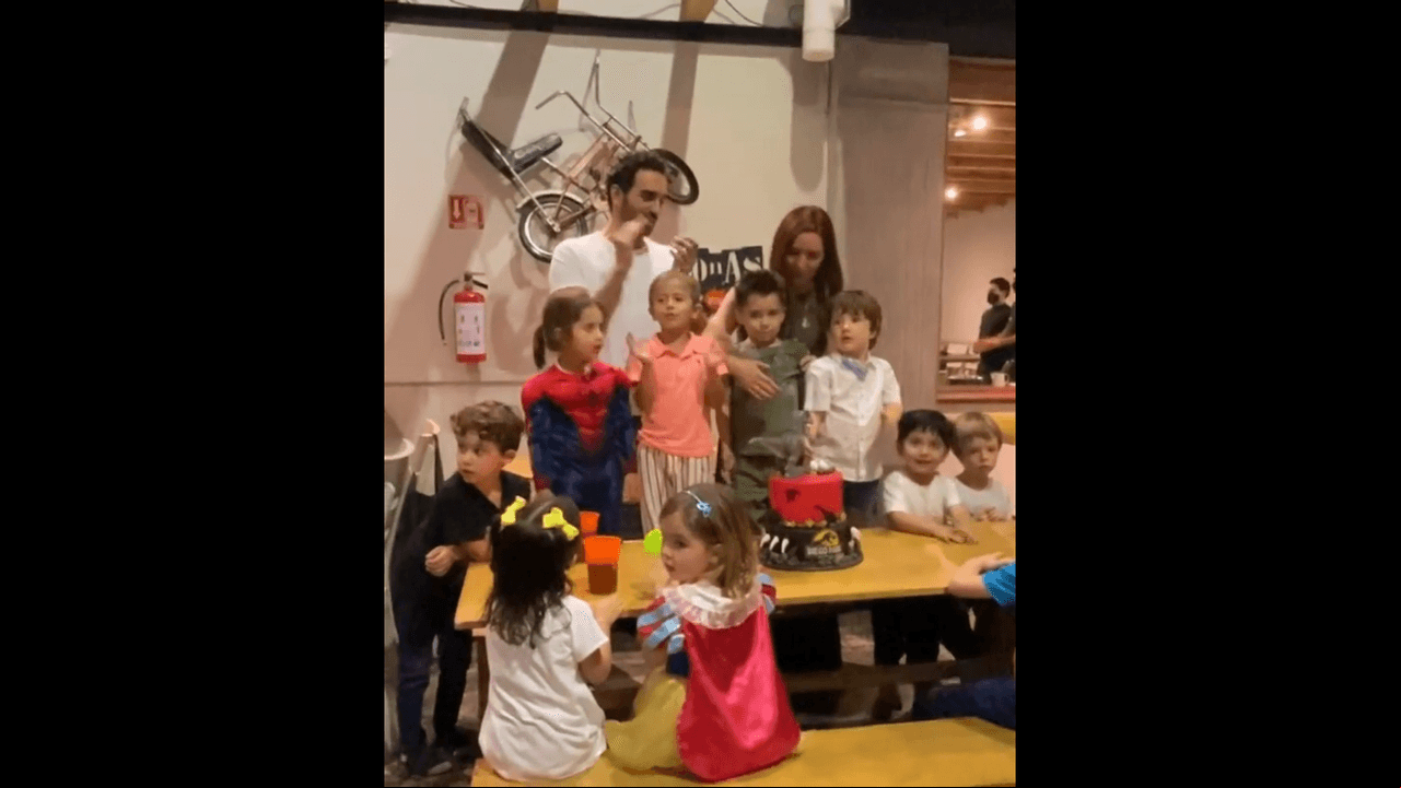 Dentro de los invitados estuvieron Gloria Sierra y sus hijas, Julio Camejo y sus pequeños; mientras que Michelle Renaud llegó con Marcelo.