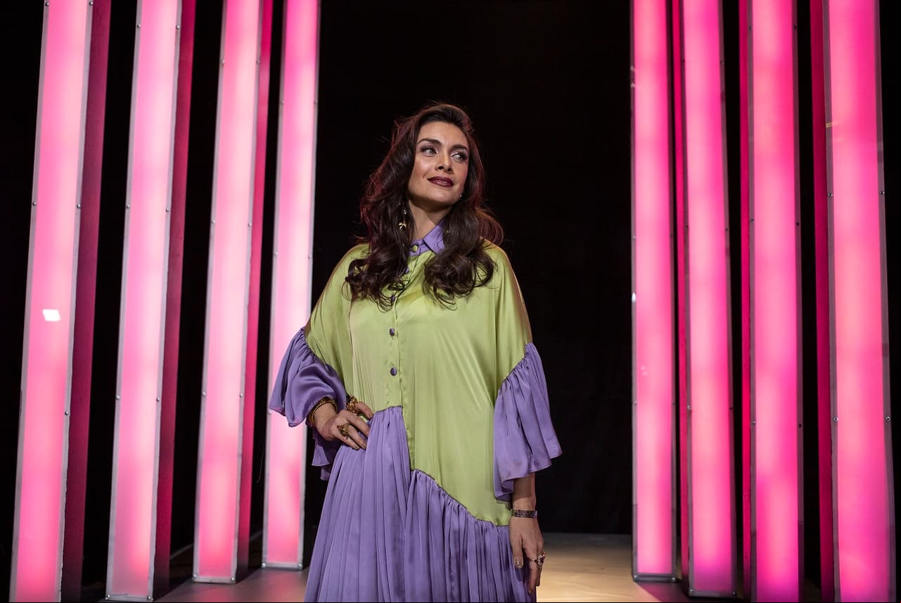 María de la Fuente interpreta a ‘Charlotte’, una psiquiatra que siente la necesidad de salvar al mundo y a los pacientes. “Ella se enfrentará con sus emociones con lo profesional y lo humano”, dijo en entrevista con Las Estrellas.