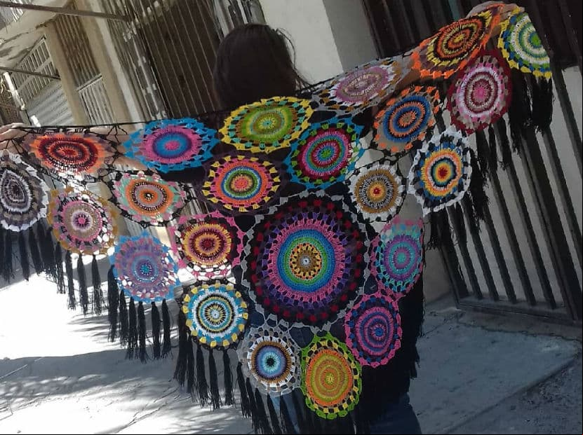 Para las mañanas o tardes frescas mantén la paz con esta capa de mandalas a crochet