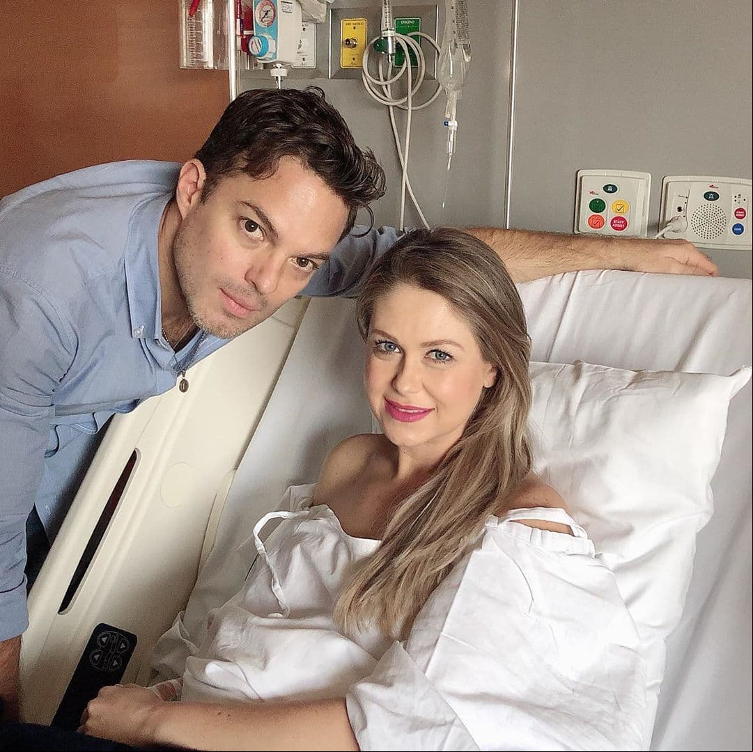 Desde entonces, la estrella de las telenovelas no ha dejado de compartir fotos de su primogénita. Incluso, hasta publicó una tierna foto familiar donde se ve a su esposo, a Martina y a sus dos mascotas, Nicandra y Tazilda.