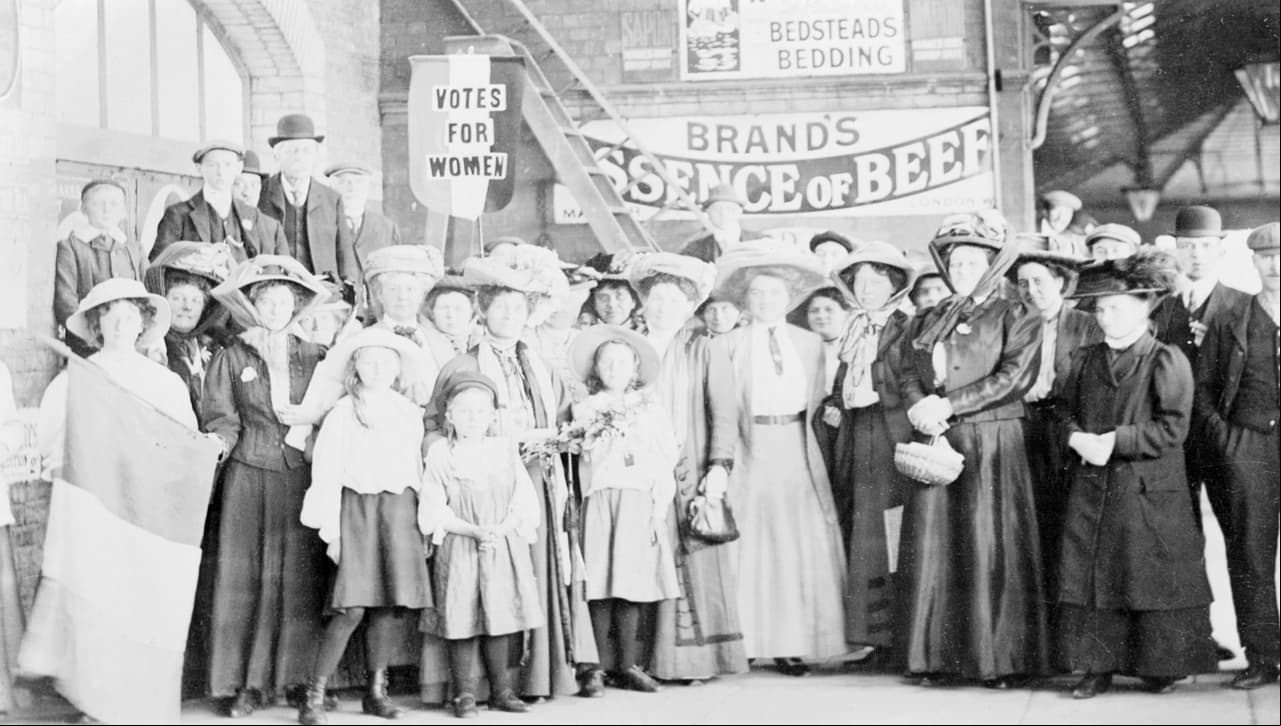 En 1893, Kate y sus compañeras reunieron las firmas de unas 32,000 mujeres para exigir sus derechos. La petición medía 270 metros de largo y se desenrolló a través de la cámara del parlamento para que sus integrantes pudieran visualizar cuántas mujeres querían un cambio. Después de toda la presión, ese mismo año se logró que Nueva Zelanda le diera a las mujeres el derecho a votar, convirtiéndose así en el primer país en hacerlo.