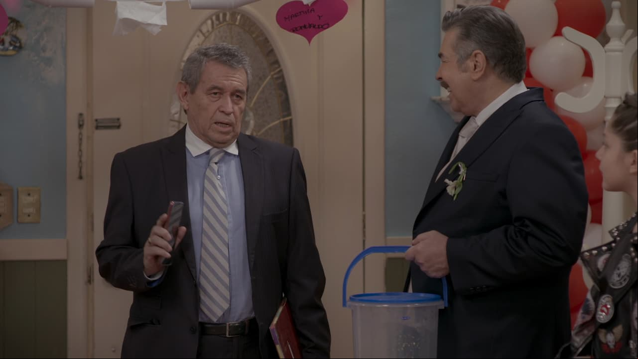 11. El juez que casaría a Martina llegó para informarles que Romualdo no llegaría, sino que había huido a Tijuana.
