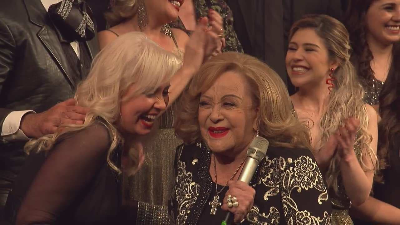 Silvia Pinal recibe emotivo homenaje en vida
