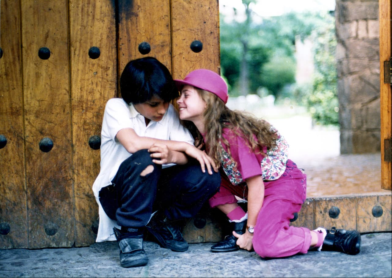 Dentro de este melodrama los protagonistas juveniles fueron Gael García Bernal y Ludwika Paleta, quienes causaron sensación en aquella época al mostrar el primer romance infantil en la pantalla de aquel Canal de Las Estrellas.