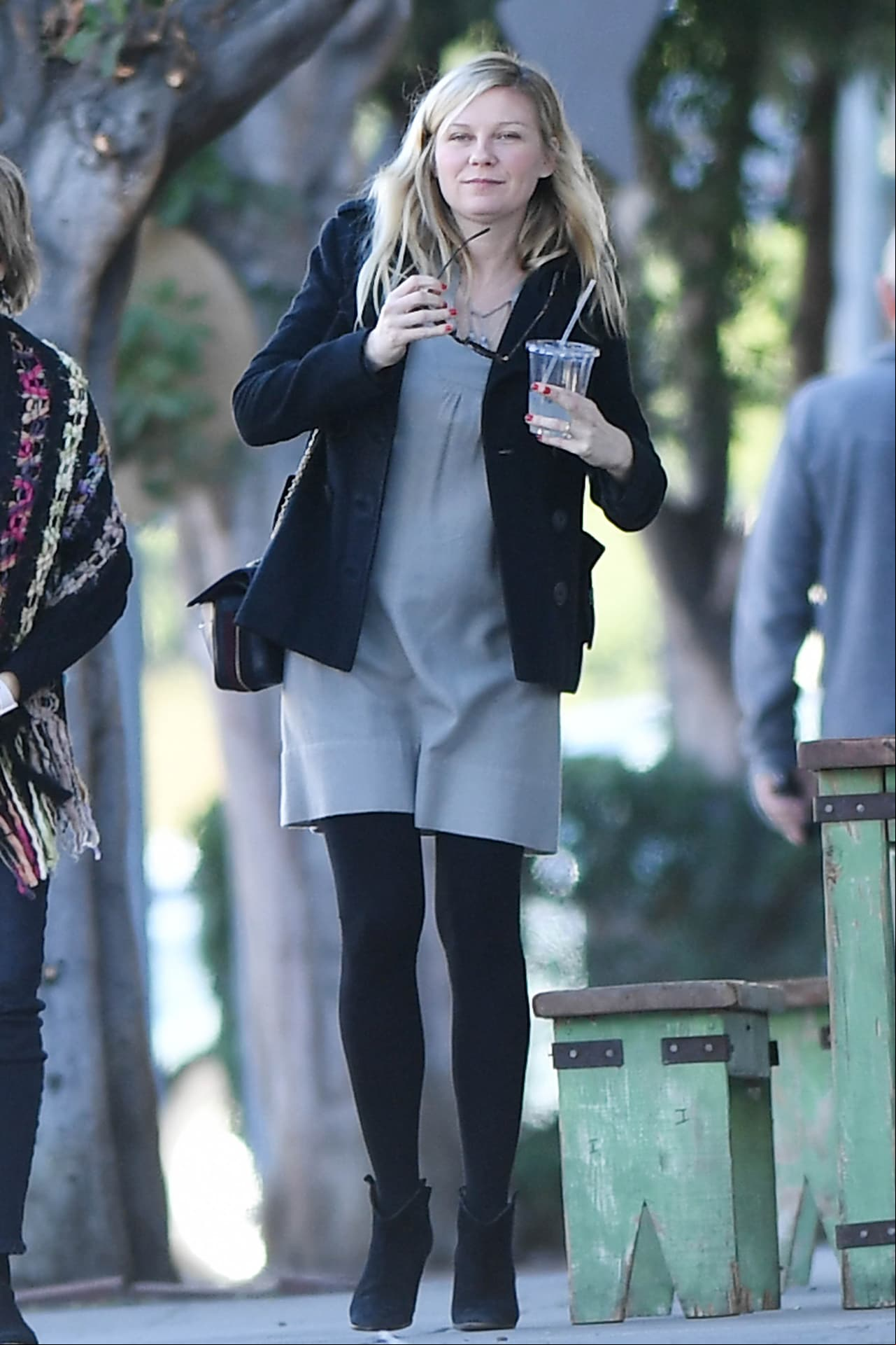 Photo © 2017 Mega/The Grosby Group Kirsten Dunst shows off her baby bump after having lunch with her in-laws in Los Angeles on Thursday. 21 Dec 2017 Pictured: Kirsten Dunst.