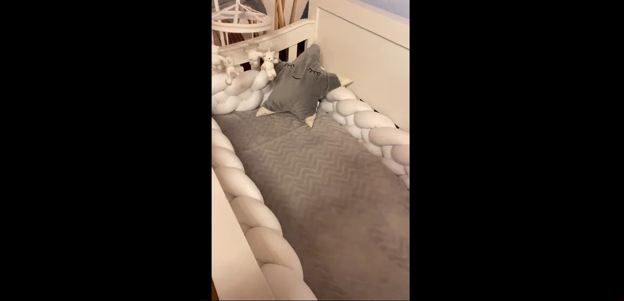 Sin embargo, lo que más llamó la atención fue la cuna, la cual es de color blanco y cuenta con un móvil de osos y una almohada en forma de estrella.