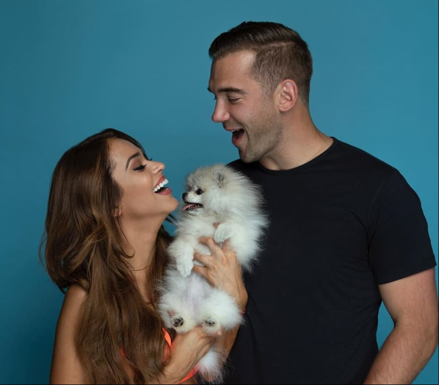 Yanet García junto a su novio Lewis Howes