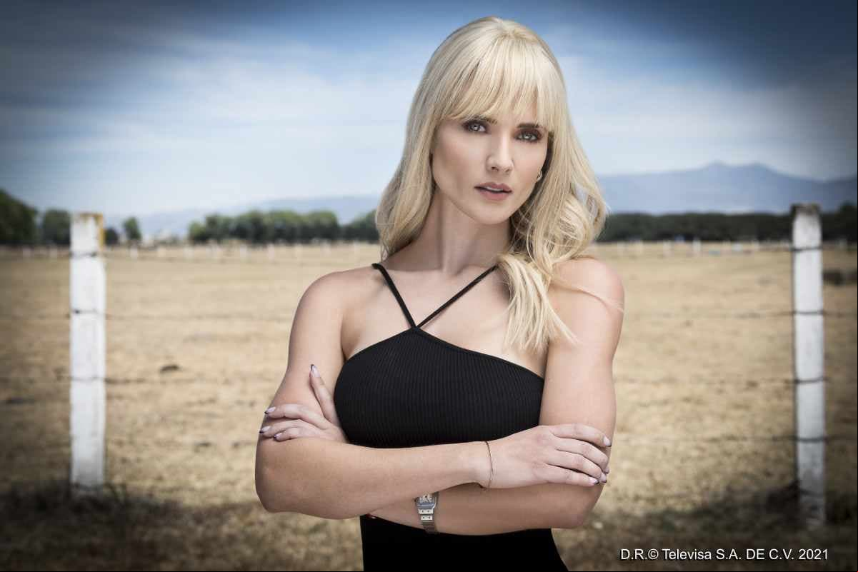Kimberly Dos Ramos fue otra que recibió un especial agradecimiento de Marlene Favela, quien destacó: “Es una muñequita de pastel, una niña preciosa que me sorprendió mucho como actriz en este proyecto. La quiero mucho, ya habíamos trabajado antes, qué padre volver a encontrarnos aquí”.