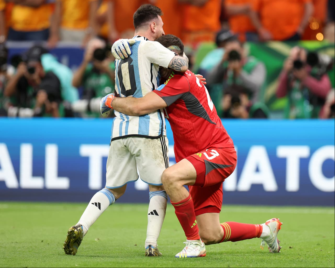 Argentina y Holanda se enfrentaron en tiempos extra y definieron en tanda de penaltis el pase a las semifinales donde la albiceleste consigue el boleto mientras que los Paises Bajos se convierten en el primer equipo que los pamperos eliminan en instancia de tiros de castigo.