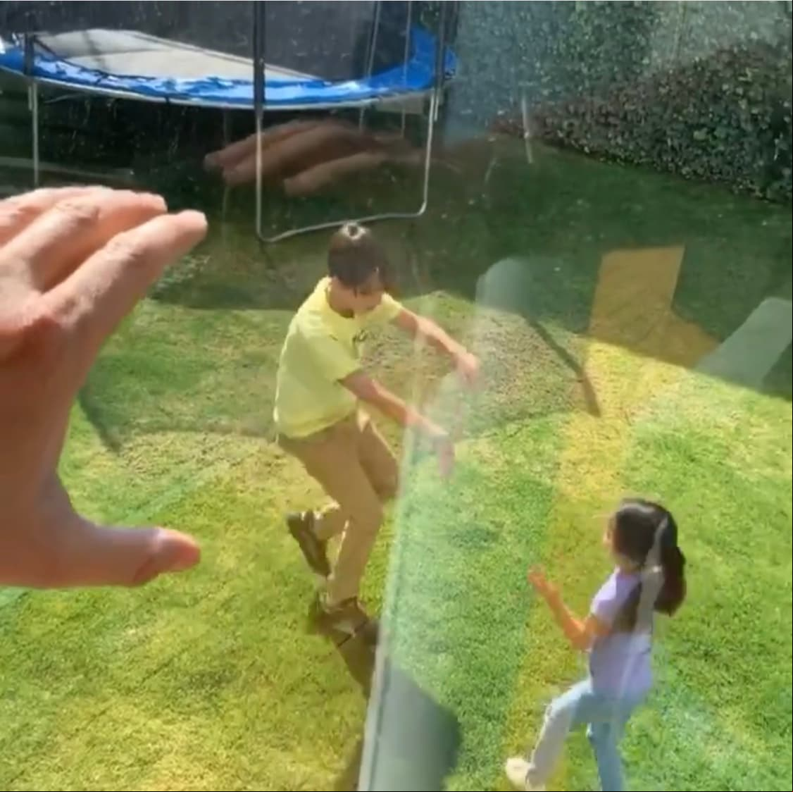 Asimismo, también hay un trampolín para que Santino, el hijo de su pareja Patricio Borghetti, pueda jugar al aire libre con sus hermanos.