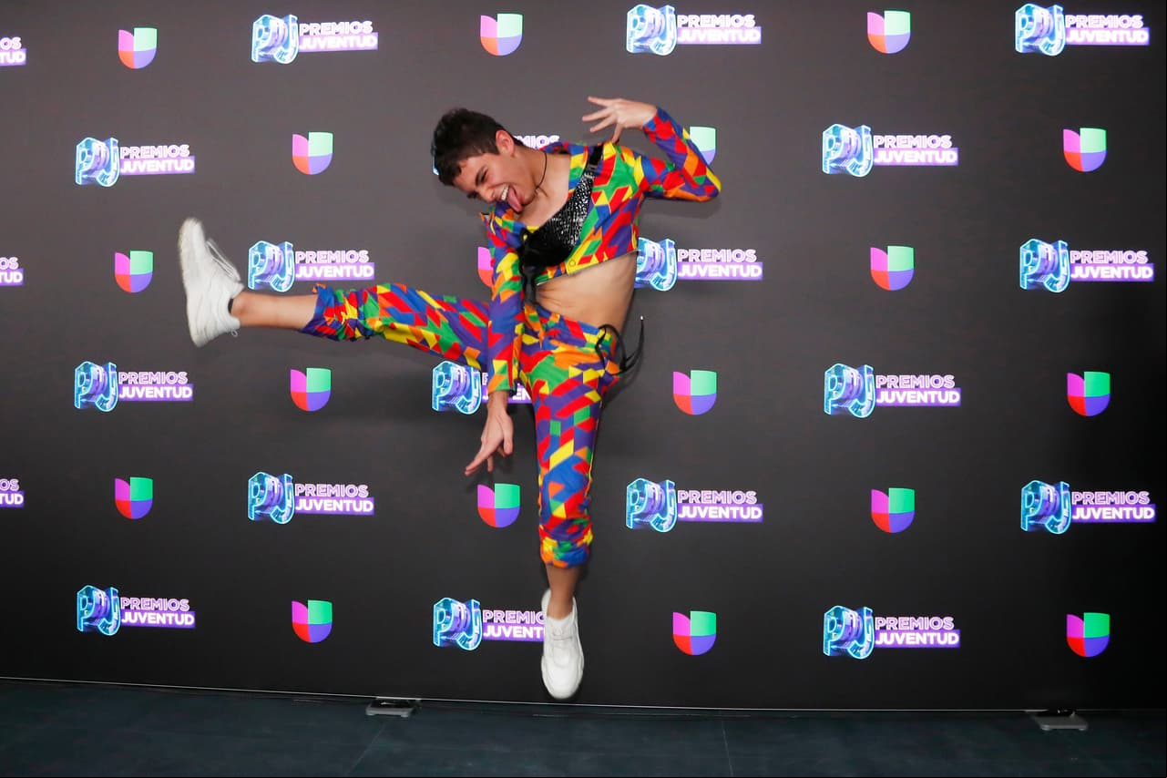 Joaquín Bondoni sorprende con un crop top en los Premios Juventud y así reaccionaron las redes