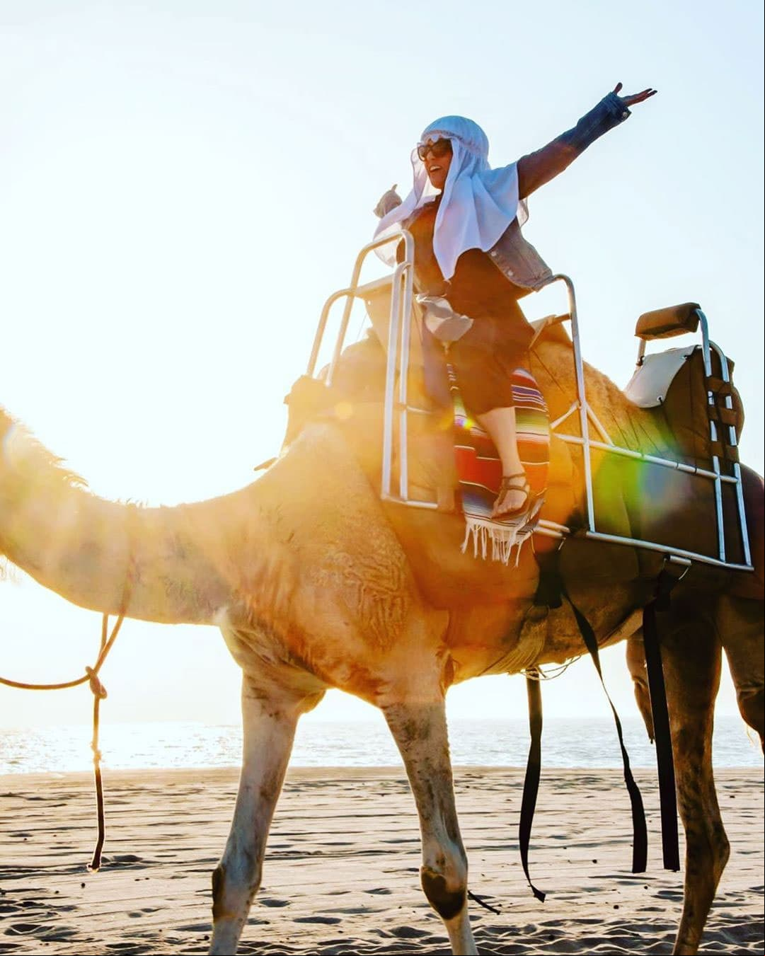 “Una aventura en Los Cabos, vamos de camino hacia el desierto, unas dunas con camellos”, compartió la modelo en un clip que subió Hola!4u.
