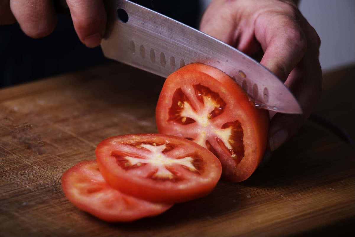 Se recomienda asar los jitomates para obtener un platillo fácil y rico para acompañar cualquier comida.
