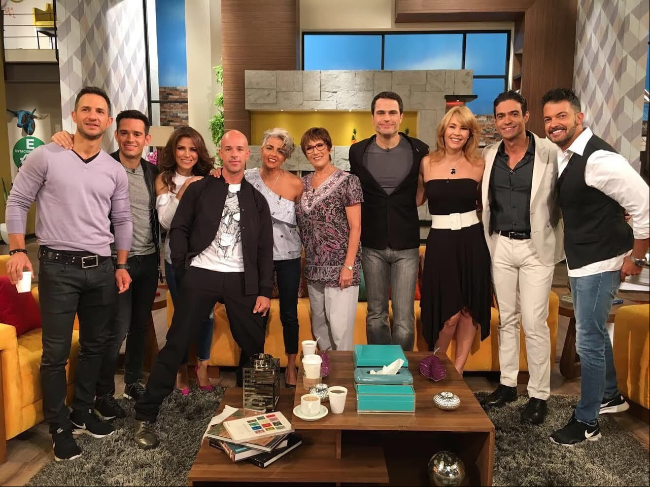 Los integrantes de Únete a la Fiesta y el elenco de Mi Marido tiene Familia se divirtieron en grande