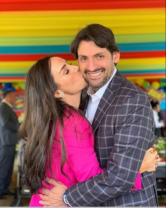 Sin embargo, la relación con su expareja terminaría unos meses depués del nacimiento de sus trillizos. Actualmente, la conductora está casada con el abogado Víctor Álvarez Puga con quien tuvo dos hijos más: Bosco y María.