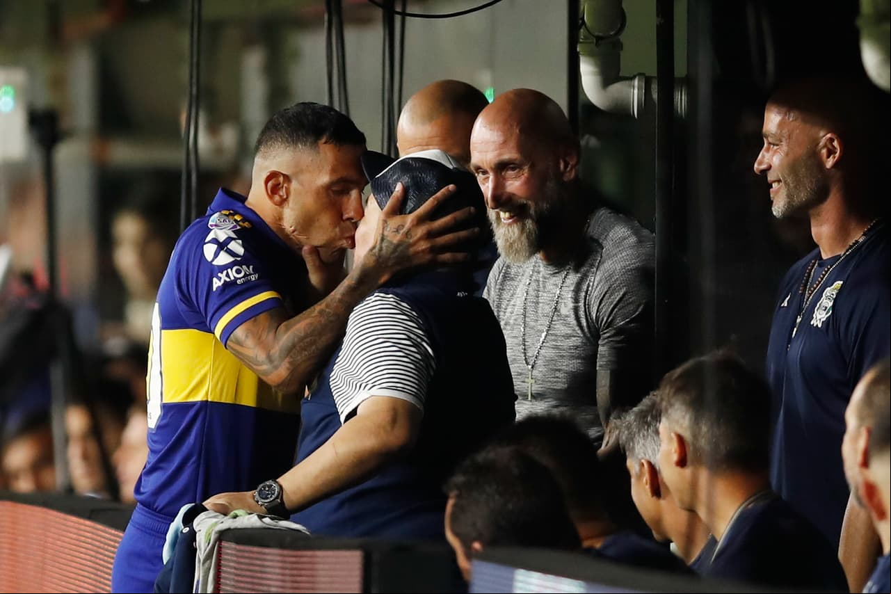 Con beso de ‘apache’, Tévez recibe a Maradona en La Bombonera