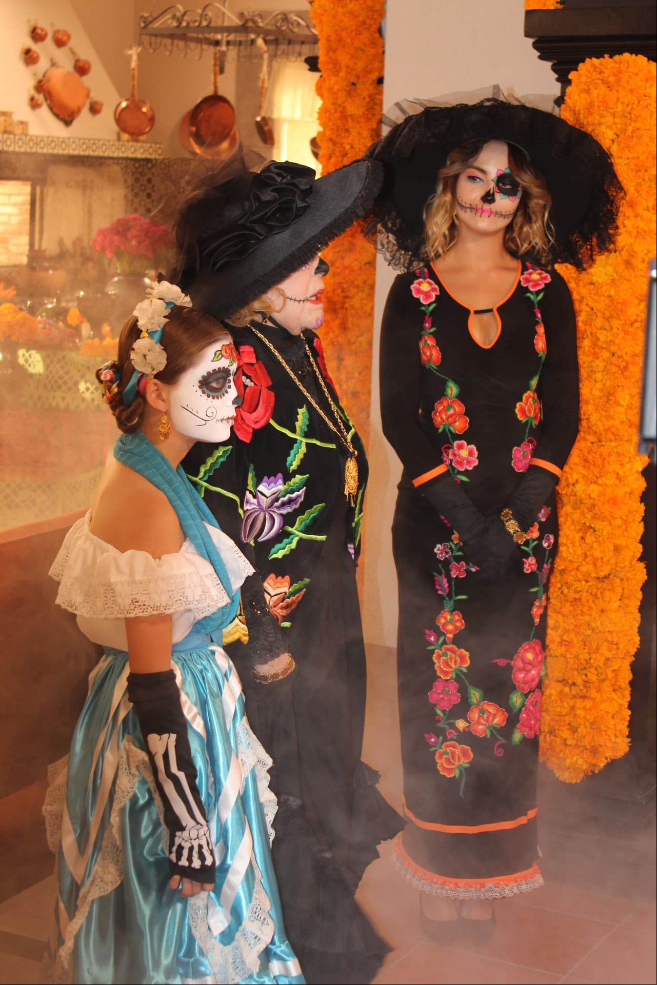 Doña Imelda, Linda y Frida listas para la celebración de día de muertos.