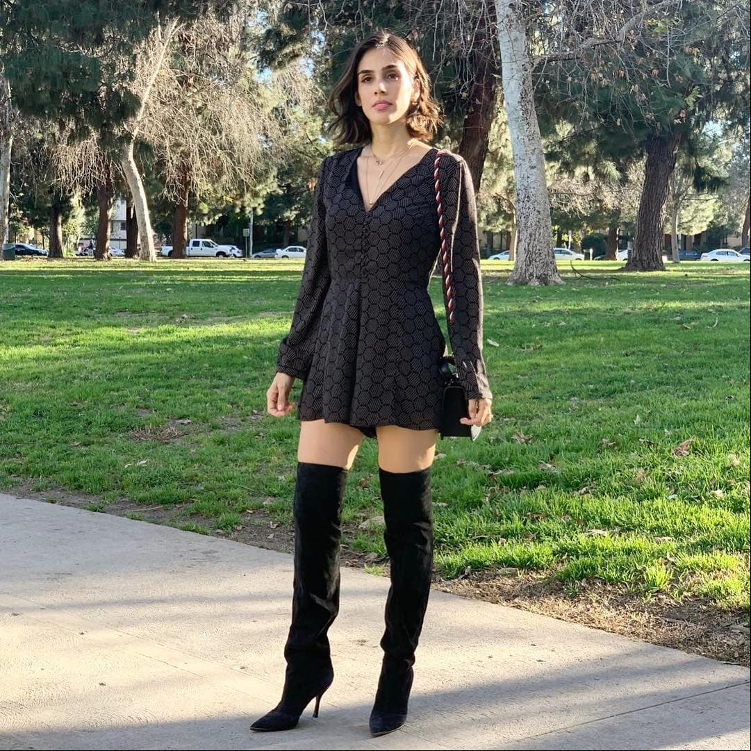 Entra las marcas que Sandra Echeverría suele utilizar, tanto en rios como en ropa, podemos encontrar: Zara, Levis, Reebok, Dior, entre otras. En esta foto, por ejemplo, ella está usando un vestido corto de Harlyn Label y unas botas largas de Dolce Gabanna, todo en color negro.