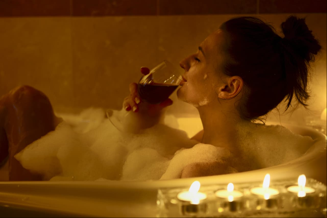 Conoce los beneficios de bañarte con vino