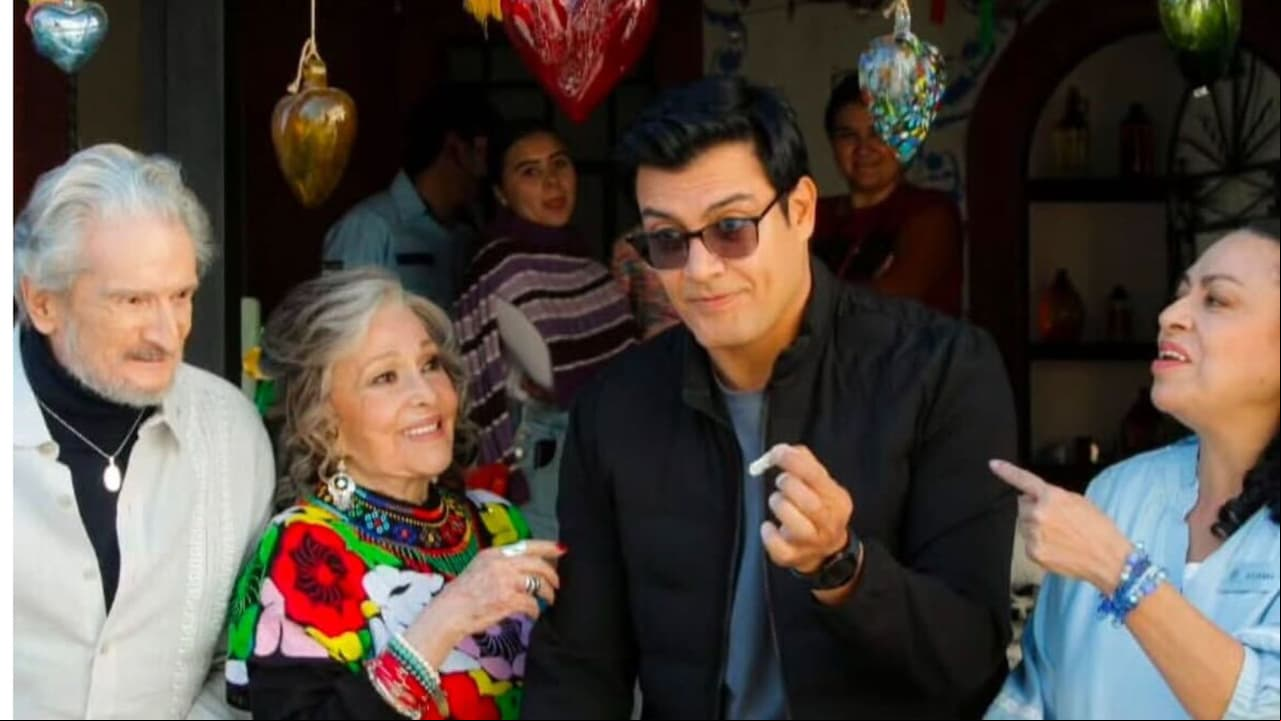 Andrés Palacios presume 'nuevo niño' que viene con... tamales bajo el brazo