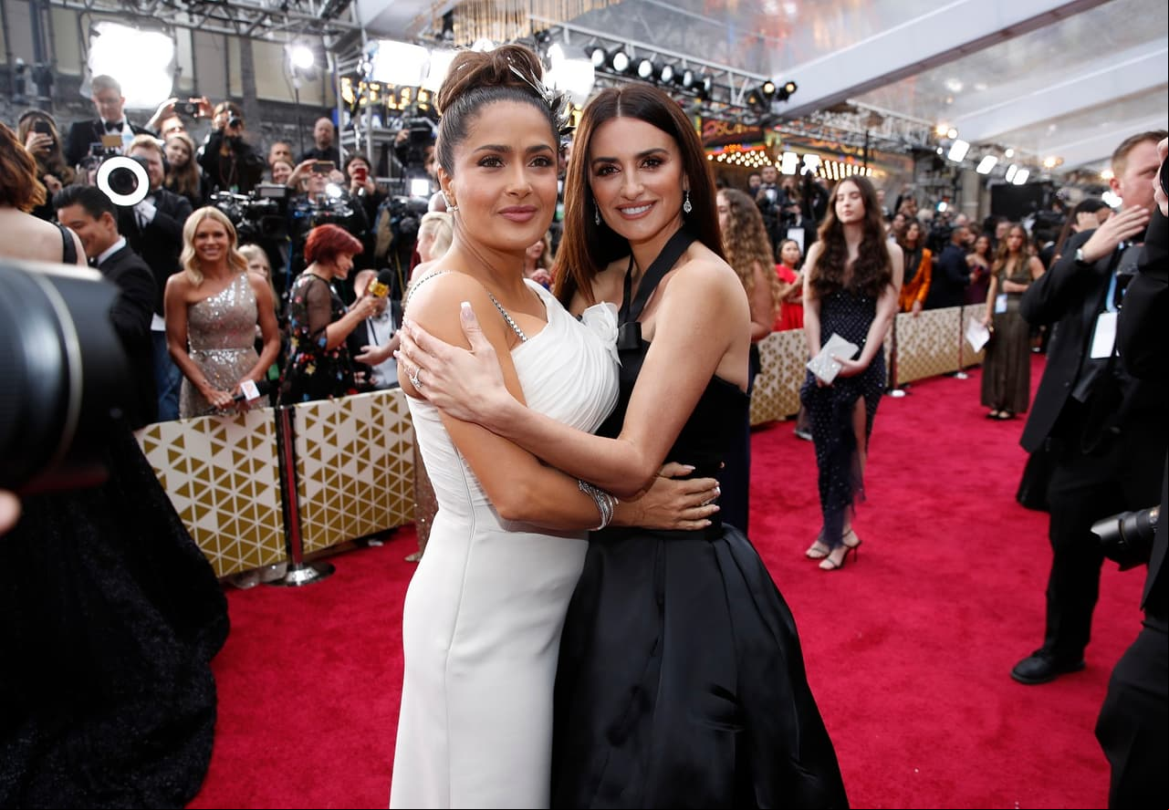 Salma Hayek y Penélope Cruz se encuentran en la alfombra roja de los Premios Oscar 2020 y se dan entrañable abrazo.